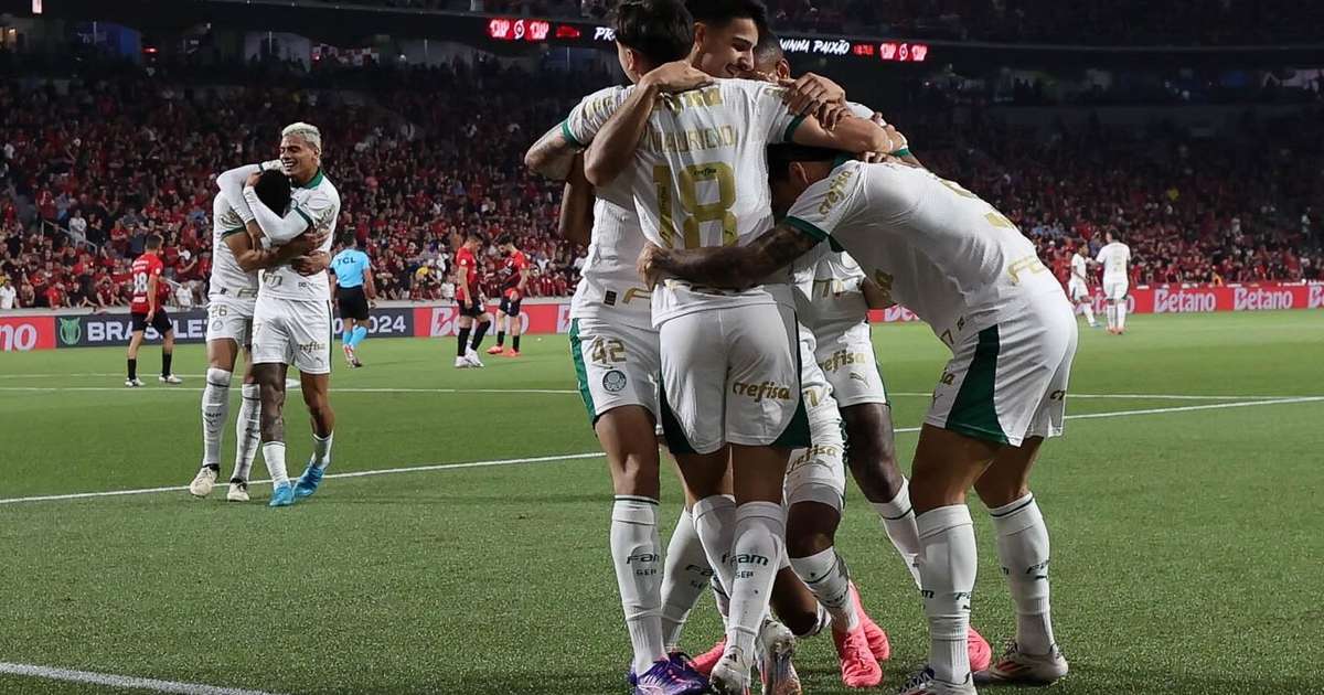 Palmeiras vence Athletico-PR, continua na caça ao líder e afunda rival na crise.