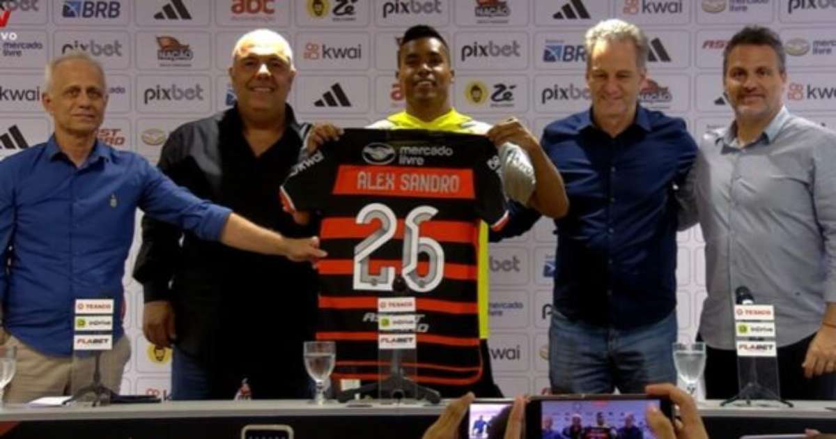 Alex Sandro se apresenta no Flamengo ansioso para estrear no time titular.