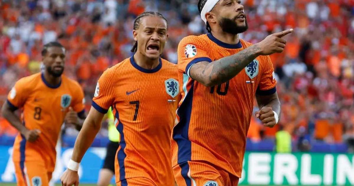 Flamengo busca Depay para substituir lesionado Pedro e surpreender o Corinthians