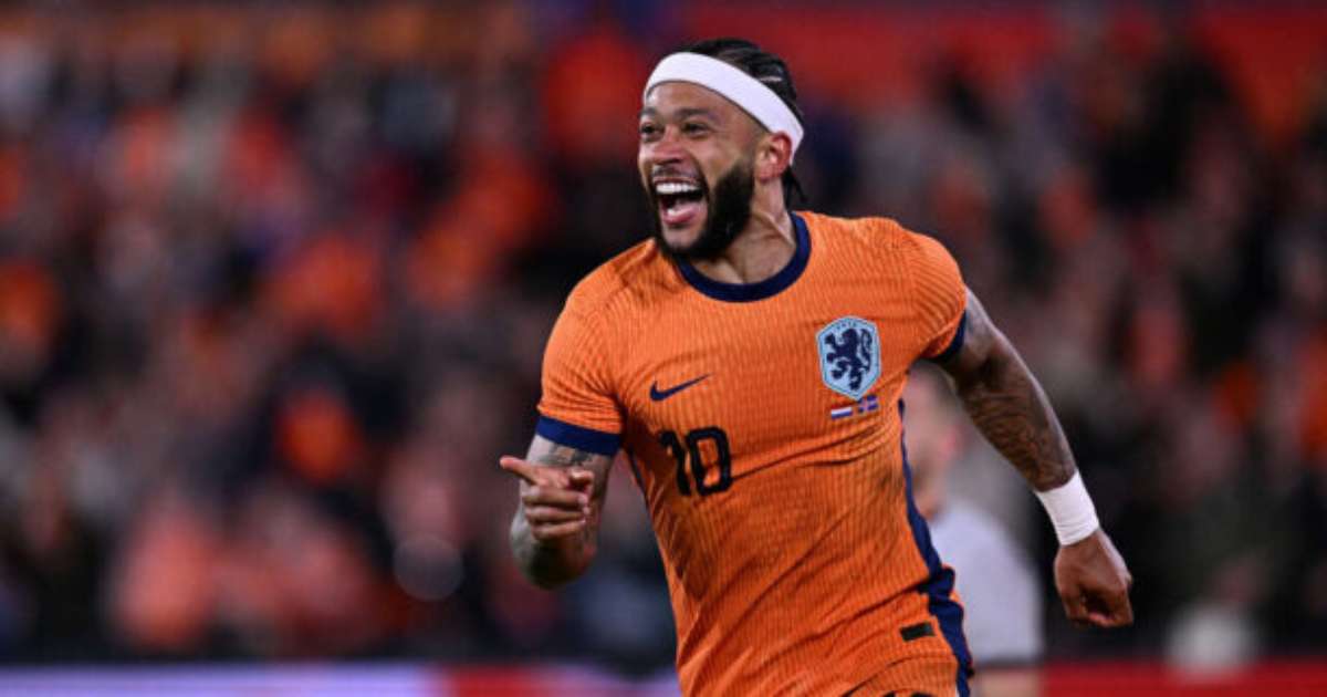Corinthians encaminha contratação do atacante Memphis Depay para reforçar equipe.