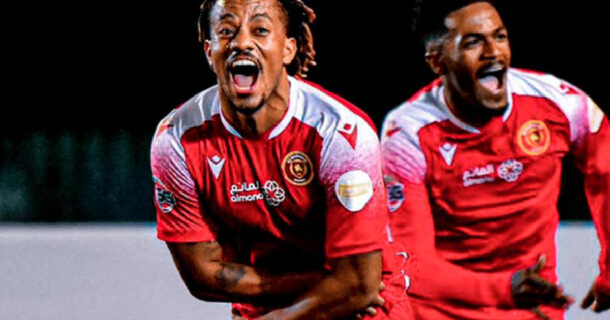 Corinthians negocia com meia André Carrillo para reforçar elenco no ataque.