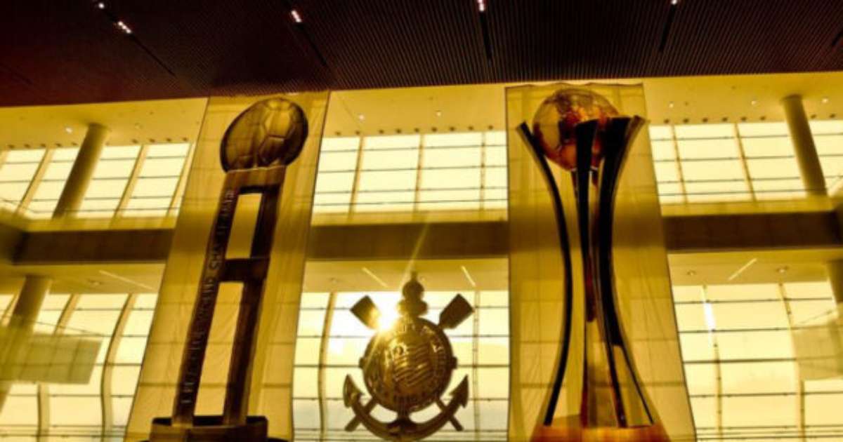 TROCOU FARPAS! Palmeiras ironiza Corinthians por camisa verde, e Timão responde com taças do mundial.