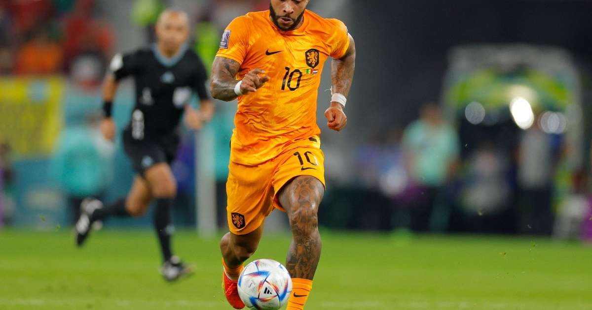 Corinthians negocia com Depay e torcedores aplaudem: Contratação de destaque.