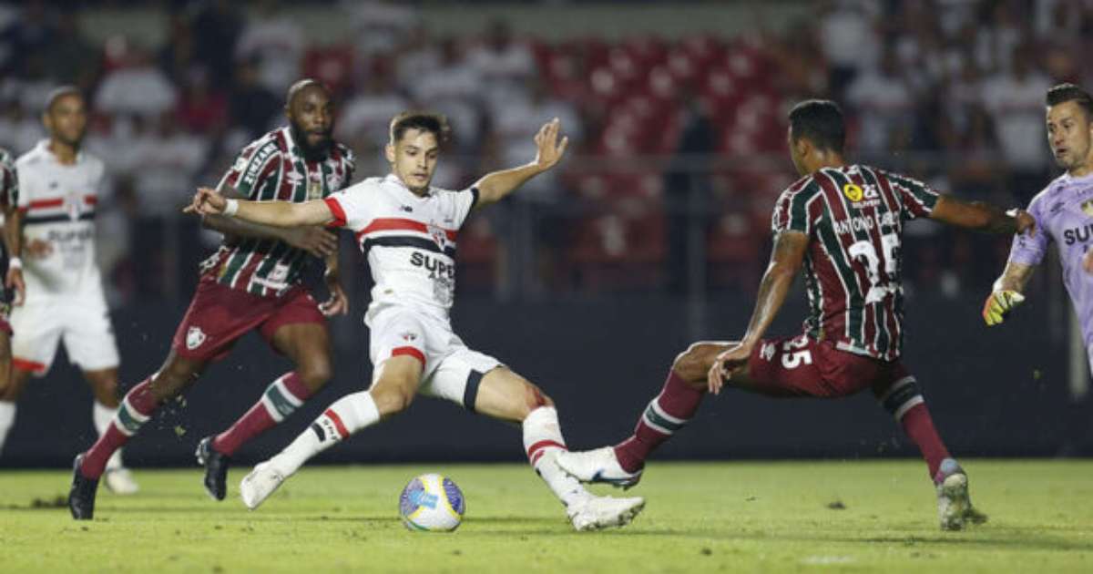 Bobadilla sofre lesão em partida do Paraguai, São Paulo monitora situação.