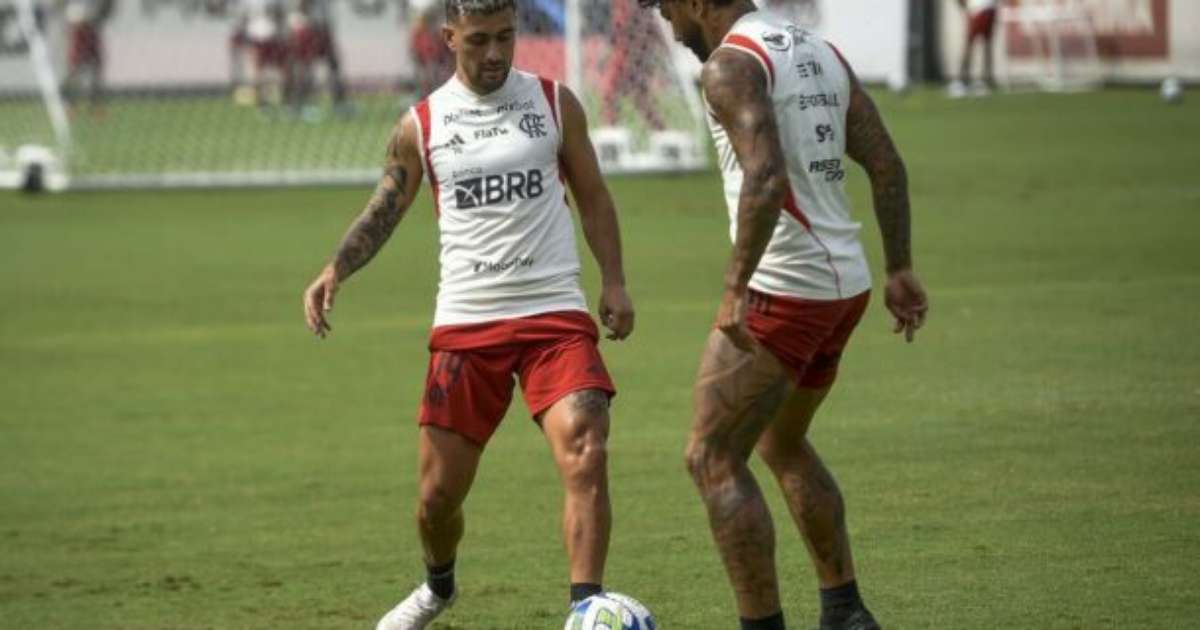 Recuperados, Gabigol e Arrascaeta treinam junto ao elenco do Flamengo.