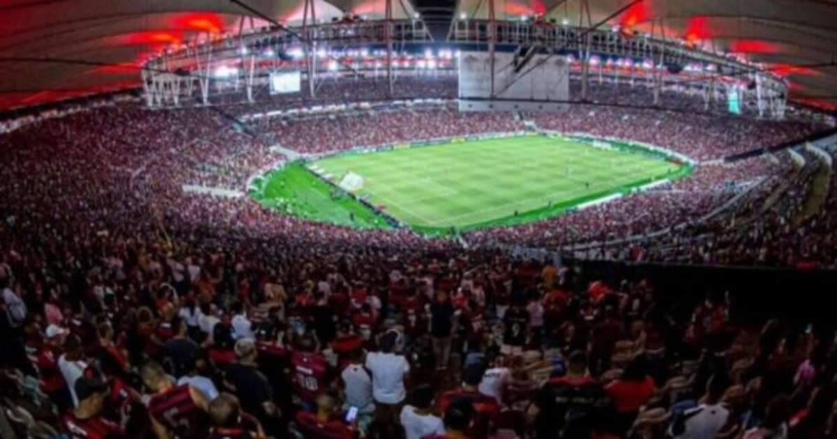 Torcida do Flamengo organiza grande celebração em jogo contra o Bahia.