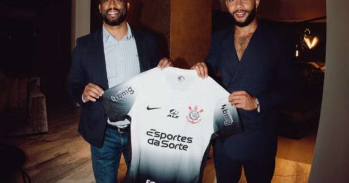 Fabinho não comenta estreia de Memphis Depay no Corinthians