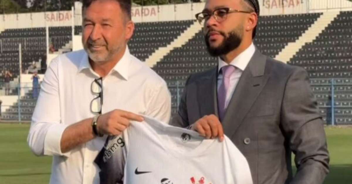 Memphis chega de helicóptero à sede do Corinthians e é recepcionado pela Gaviões da Fiel