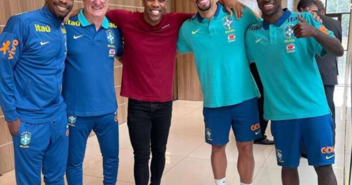 Orlando Berrío reencontra ex-companheiros do Flamengo em viagem ao Paraguai.