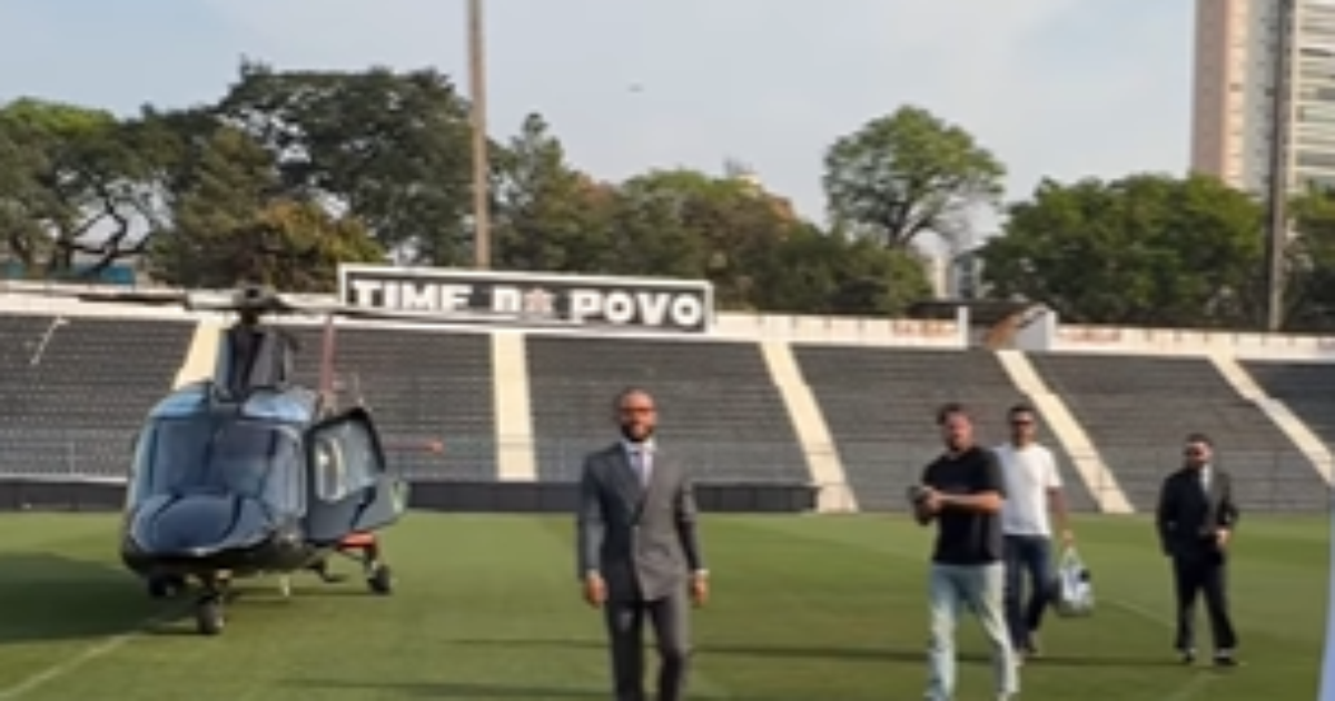 Depay recebe briefing sobre Corinthians ao chegar de helicóptero no Parque São Jorge.