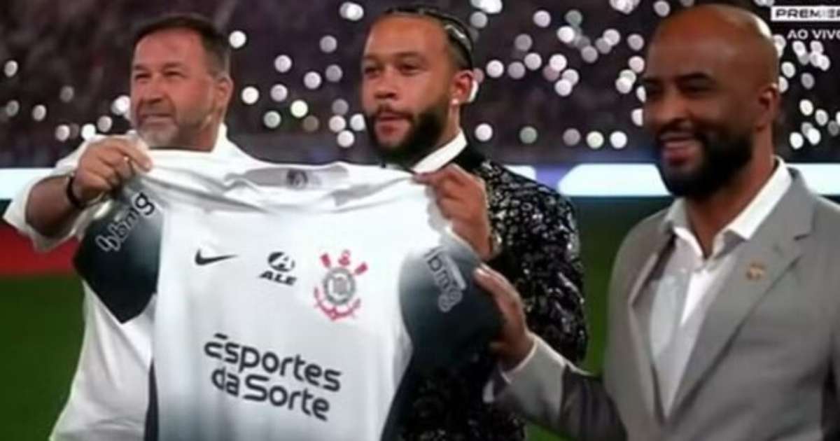 Apresentação de Memphis Depay com traje brilhante para a torcida corintiana.
