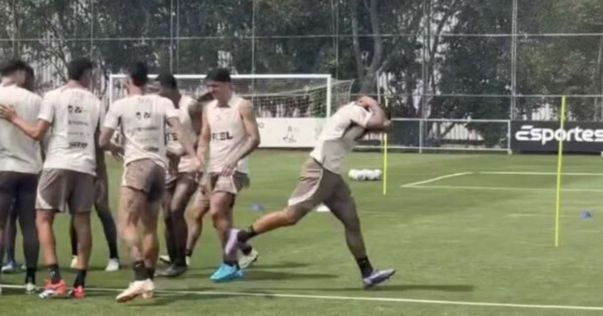 Depay dribla defesa em treino de estreia pelo Corinthians.