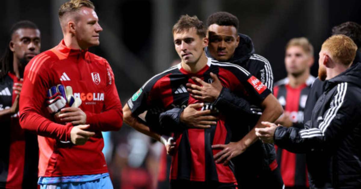 Fulham veste cores do Flamengo em partida da Copa da Liga Inglesa.