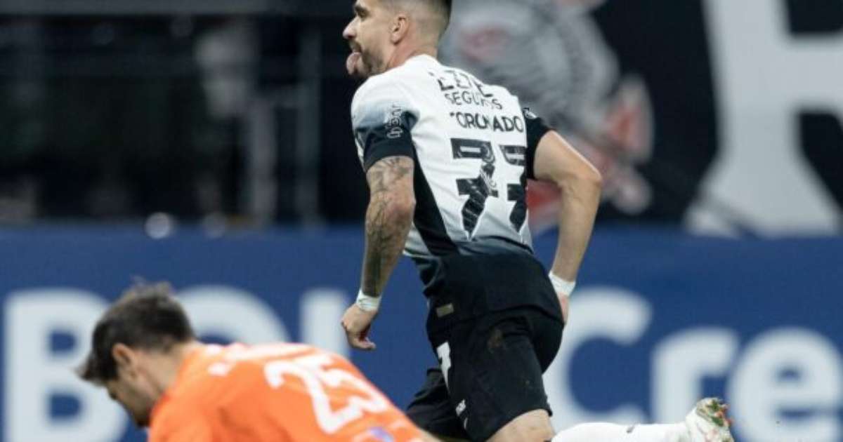 QUER ENTRAR EM CAMPO! Coronado assume mais responsabilidades no Corinthians.