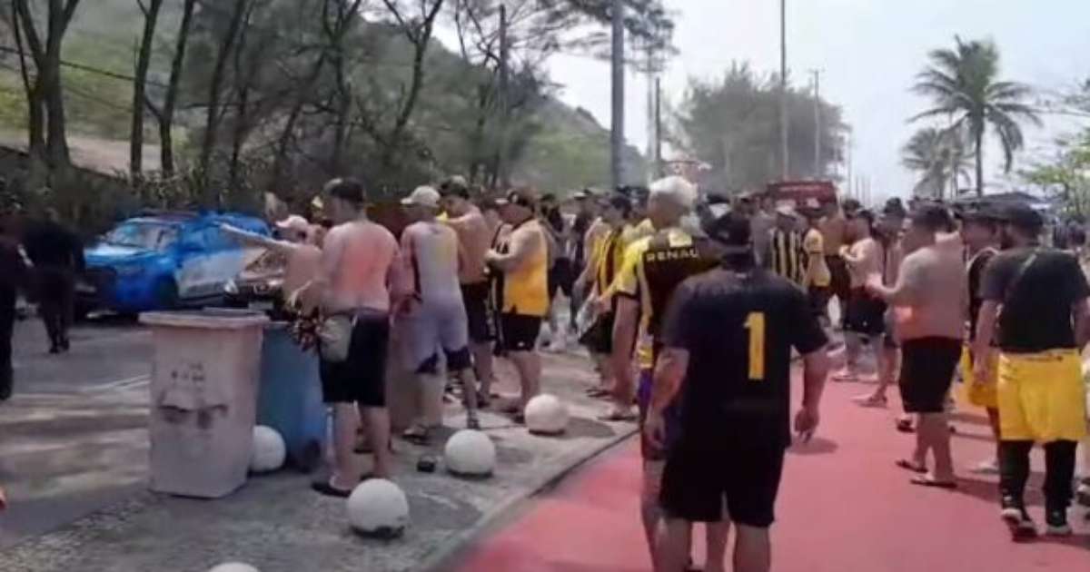 Confronto entre torcedores de Flamengo e Peñarol em pré-jogo no Rio