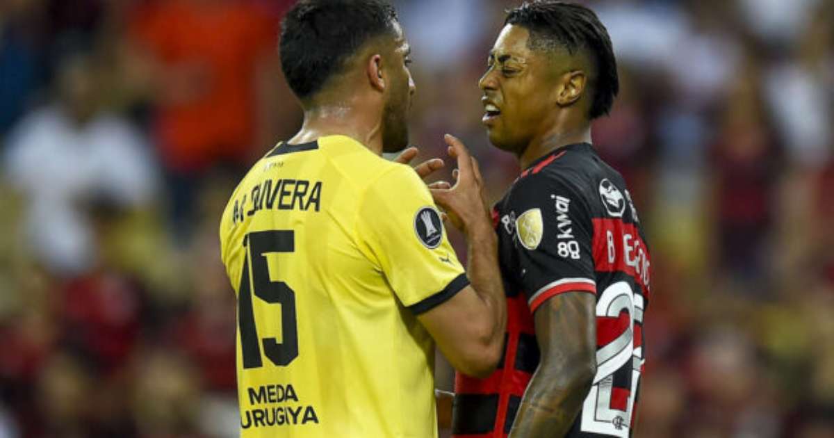 POLÊMICA! Conmebol revela áudio do VAR em decisão conturbada entre Flamengo e Peñarol