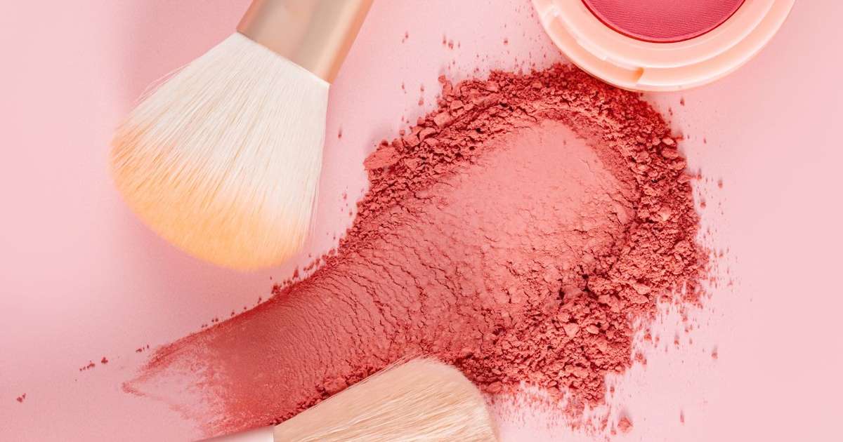Aprenda a aplicar o blush de acordo com o formato do seu rosto
