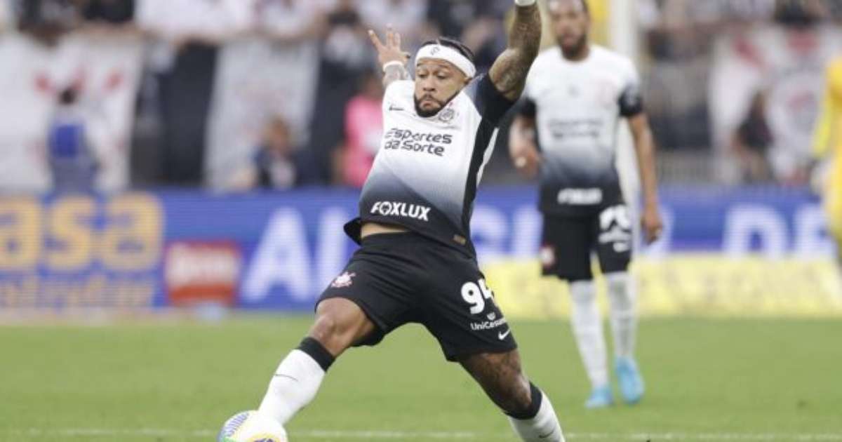 Depay comemora estreia marcante pelo Corinthians: 