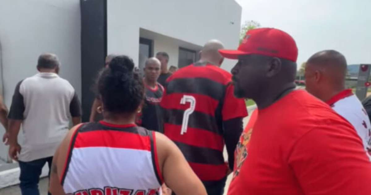 Manifestação de Organizadas do Flamengo no Ninho do Urubu pelo Futebol Profissional.