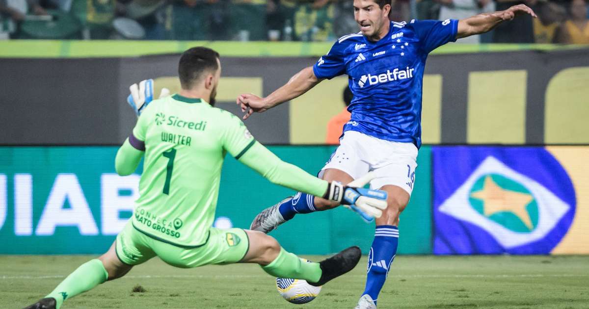 Expulsão de jogador prejudica desempenho do Cruzeiro em empate; confira notas dos atletas.
