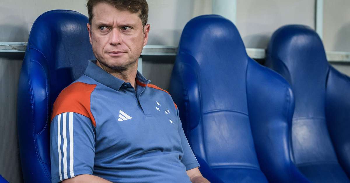 Cruzeiro demite técnico Fernando Seabra após anúncio oficial.