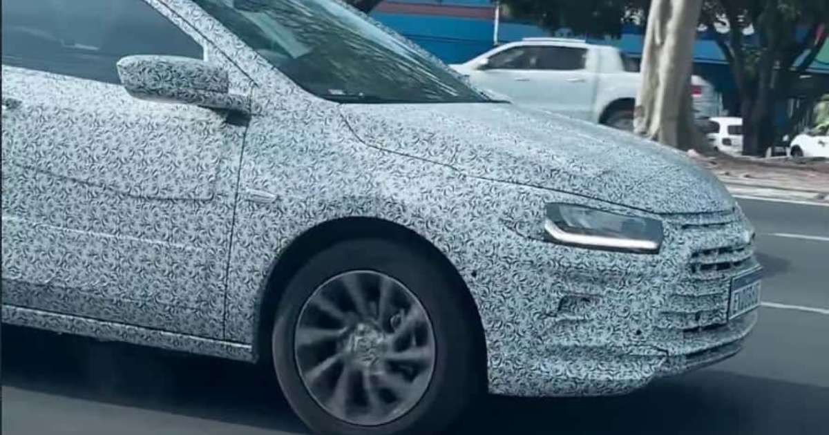 Chevrolet Onix 2025 é flagrado em testes com novo visual no Brasil