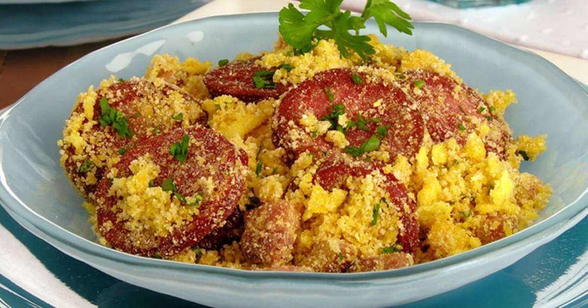 Farofa com bacon e calabresa: simples, rápida e muito gostosa