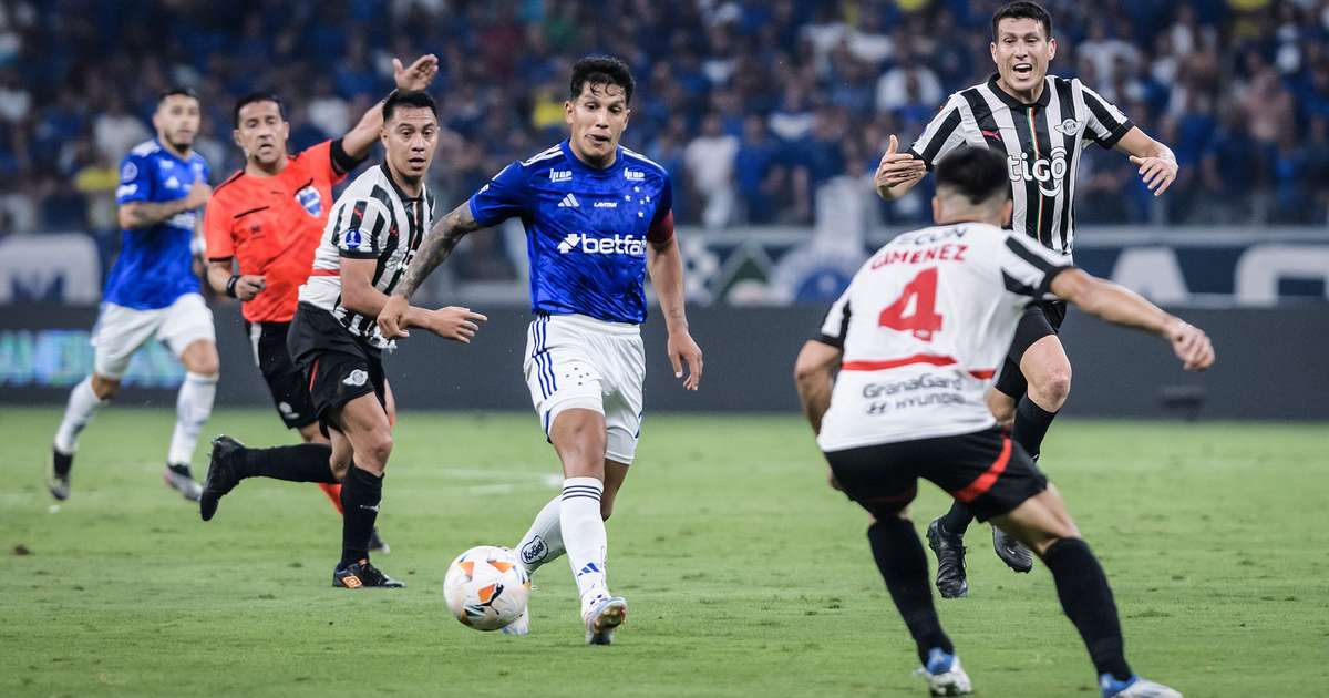 Cruzeiro avança na Copa Sul-Americana após resistir à pressão adversária.