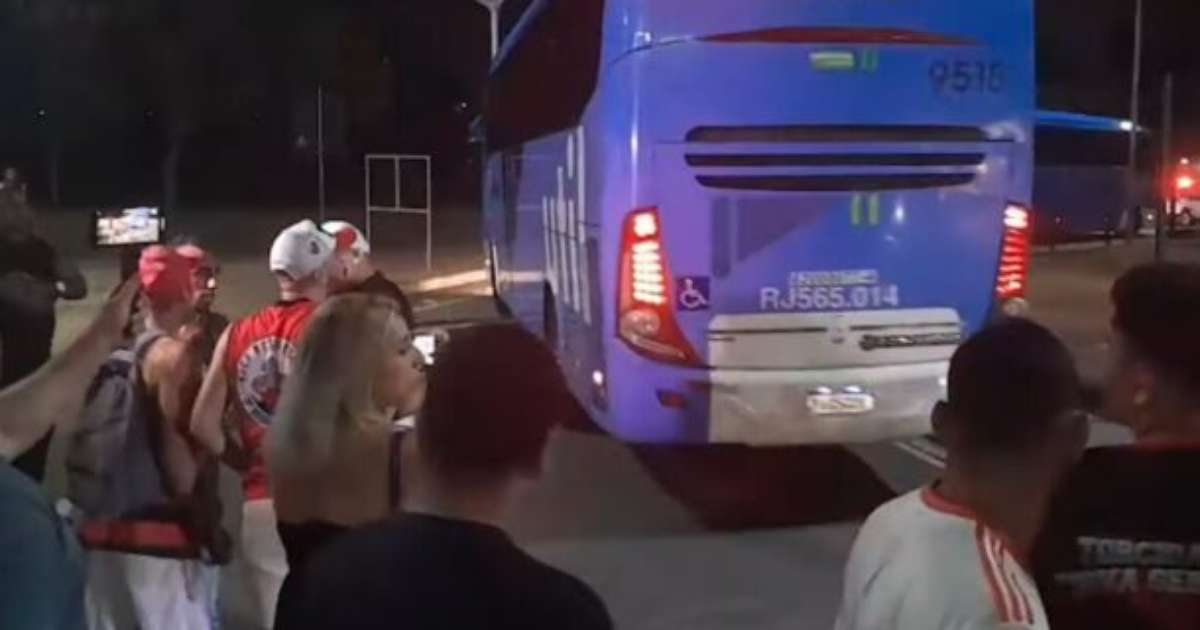 Rubro-negros protestam com arremesso de pipoca no desembarque do Flamengo.