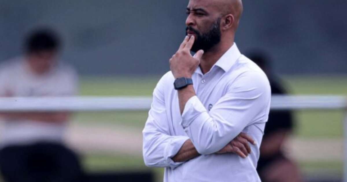 Dirigente do Corinthians questiona critério do árbitro em derrota no campo.