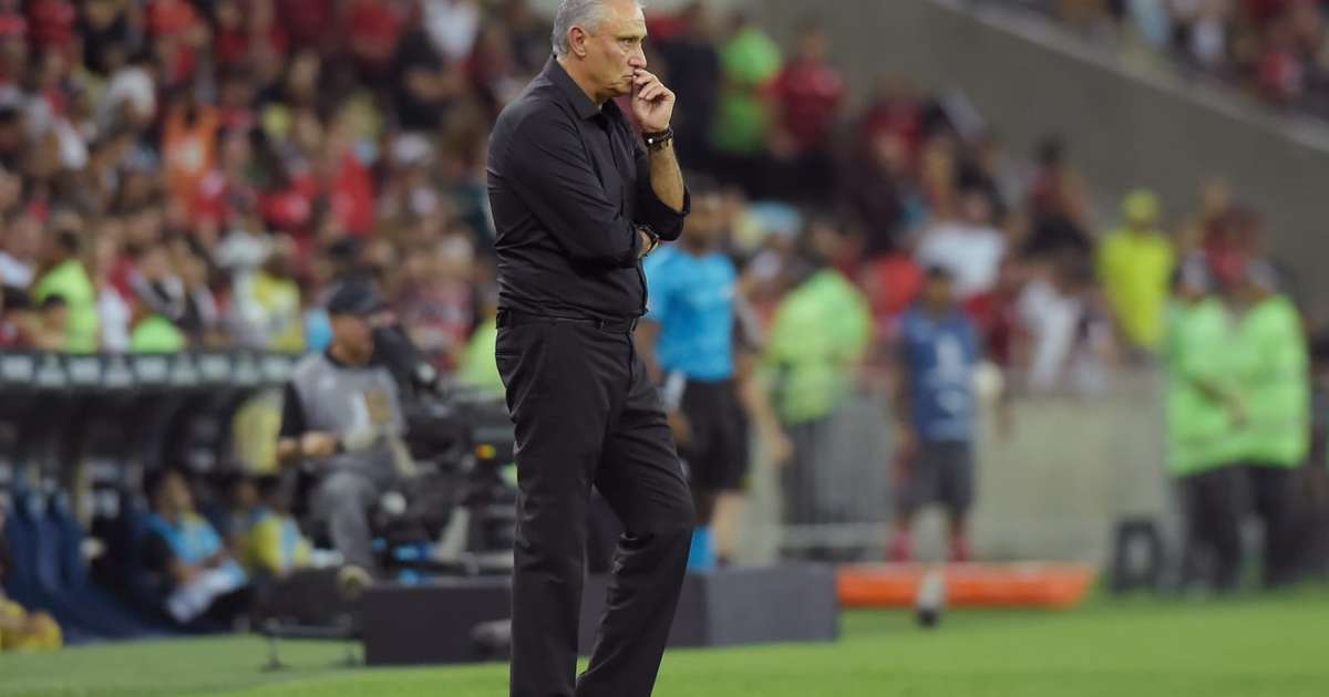 Flamengo enfrenta o Athletico-PR após eliminação na Libertadores.