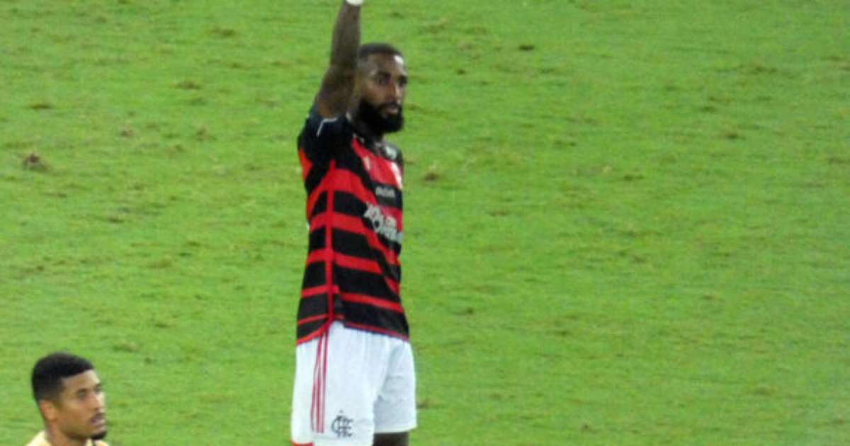 Celebração de Gérson após gol na vitória do Flamengo: dinamismo no futebol.