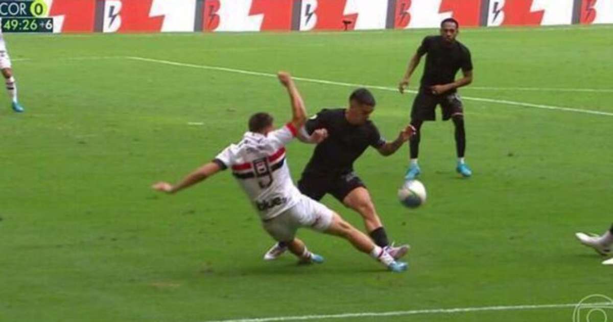 CbF revela áudios do VAR em lance polêmico entre São Paulo e Corinthians.
