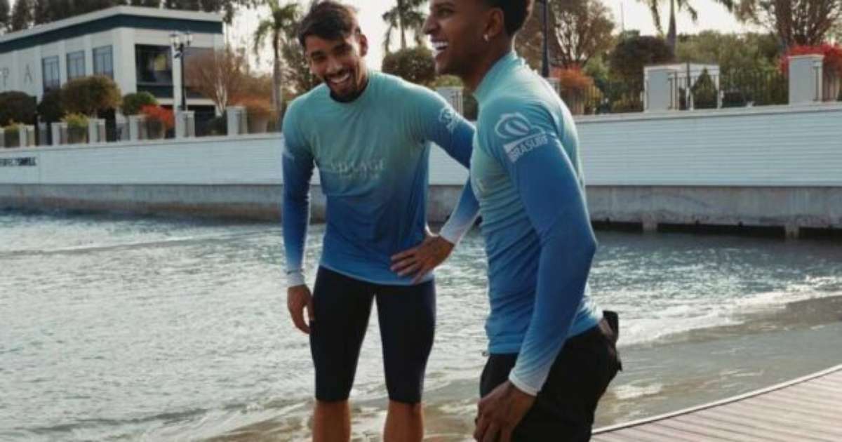 Lucas Paquetá and Rodrygo take a chance on surfing and share drums with Medina