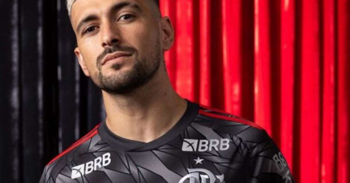 Flamengo e Adidas apresentam novo terceiro uniforme para temporada 2022; confira preços.