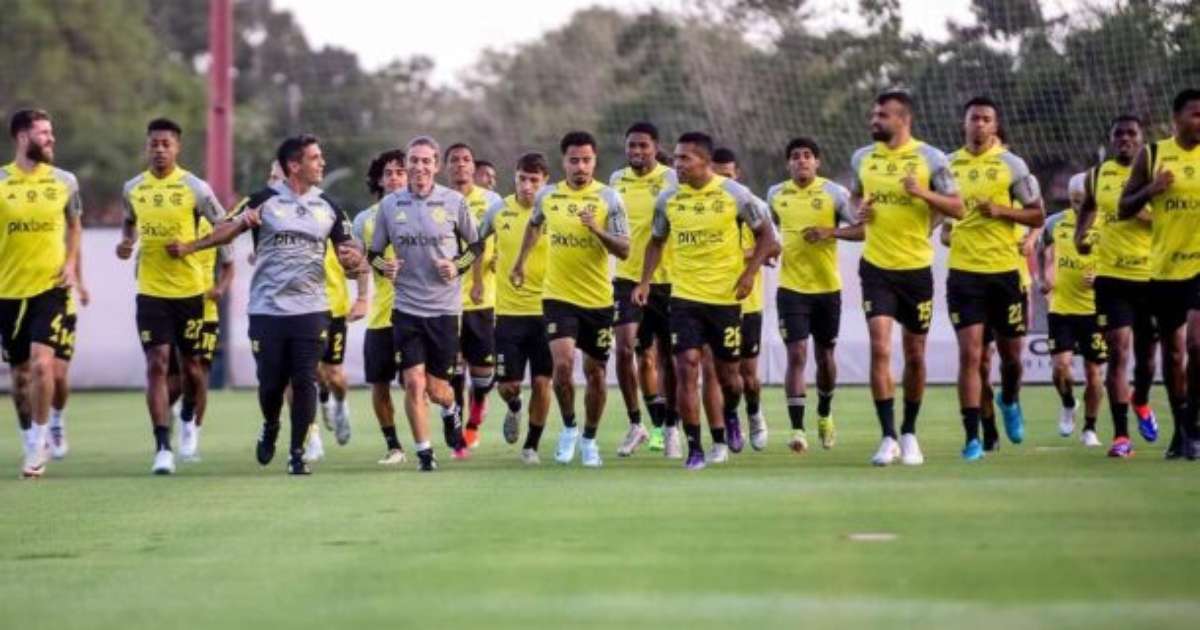 Filipe Luís observa treino tático do Flamengo antes de partida decisiva.