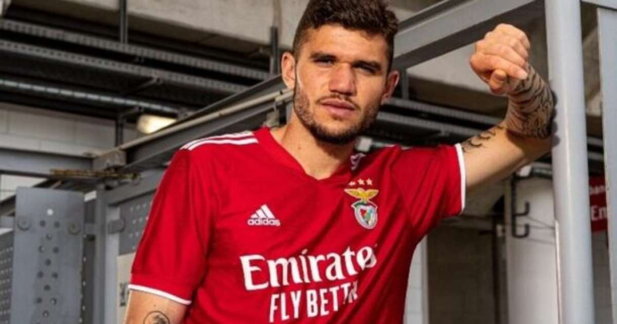 Benfica adota novos uniformes inspirados no Flamengo para próxima temporada
