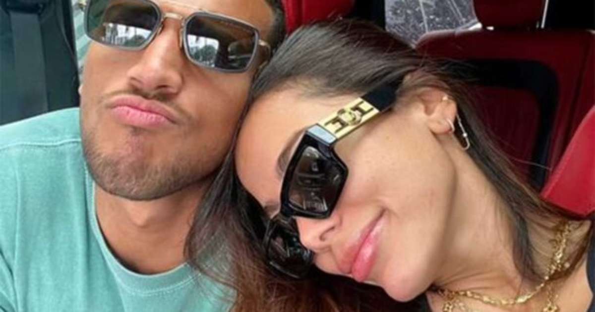 Anitta relata dificuldade com Vinicius Souza, ex-flamengo, durante experiência profissional.