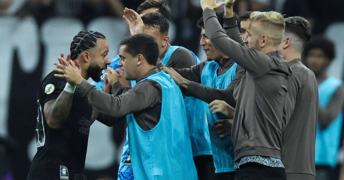 Depay celebra primeiro gol pelo Corinthians: Significou tudo para mim