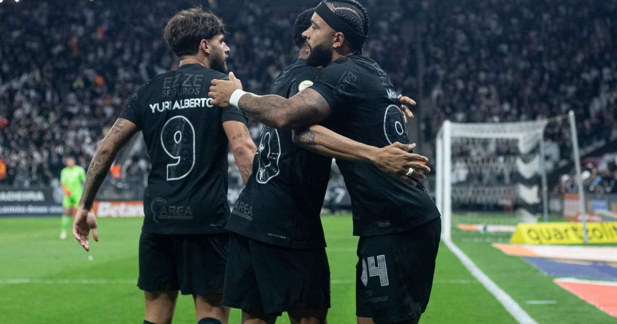 Corinthians goleia Athletico com belo gol de Memphis e respira no Brasileirão