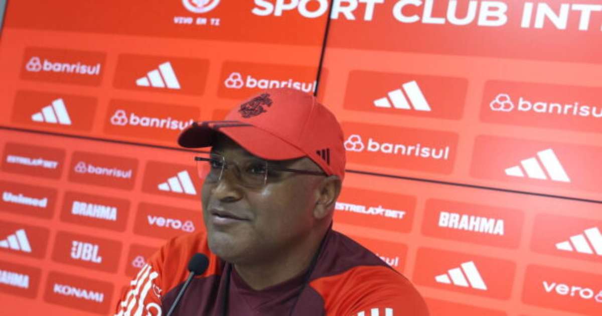 Roger Machado elogia elenco após vitória no clássico Gre-Nal.