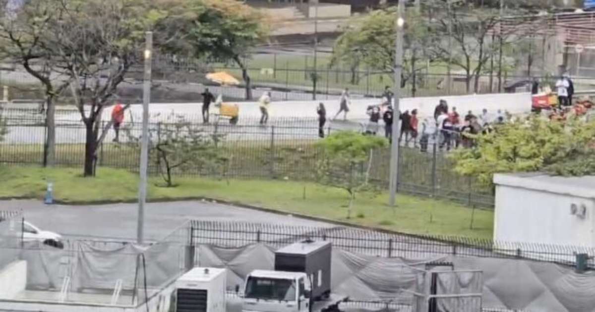 Brigas entre torcedores de Flamengo e Corinthians mancham clássico de futebol.