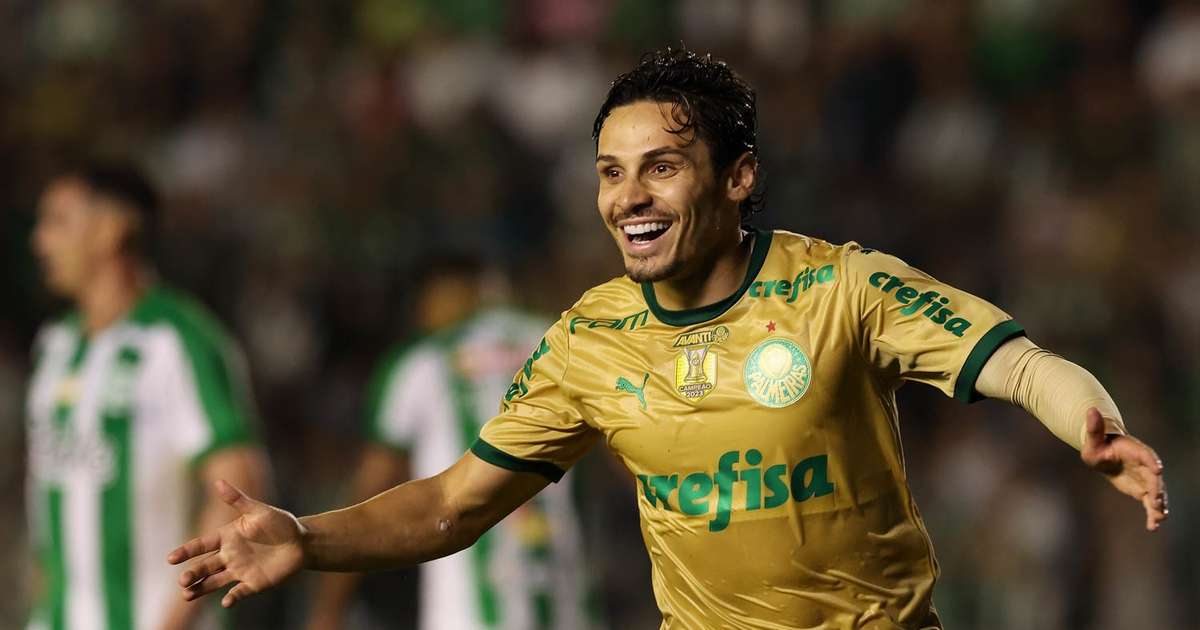 Raphael Veiga iguala marca de Edmundo em vitória decisiva pelo Palmeiras.