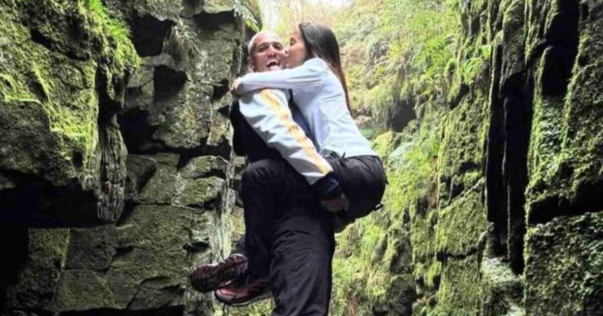 Anitta posta imagens ao lado de Vinicius Souza, ex-Flamengo, nas redes sociais.