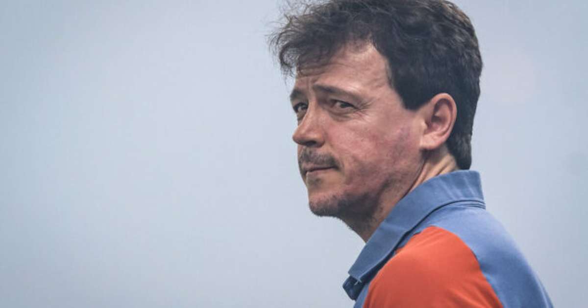 Diniz enfrenta desafio de completar quinto mês sem vitórias no Brasileirão.