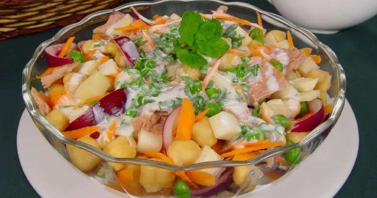 Receita de salada fit de grão-de-bico com atum e molho de iogurte