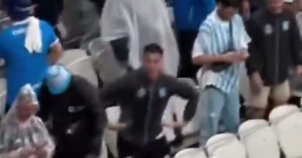 Torcedor do Racing faz gestos racistas à torcida do Corinthians durante jogo.