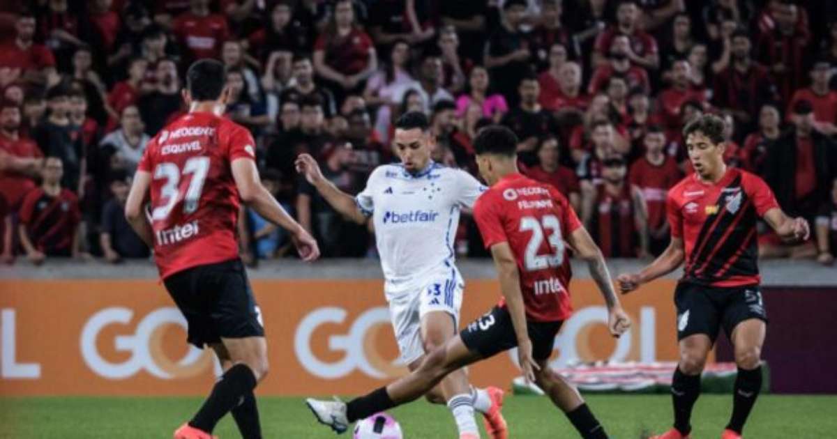 Athletico domina Cruzeiro com expulsão relâmpago e vitória na Ligga Arena.