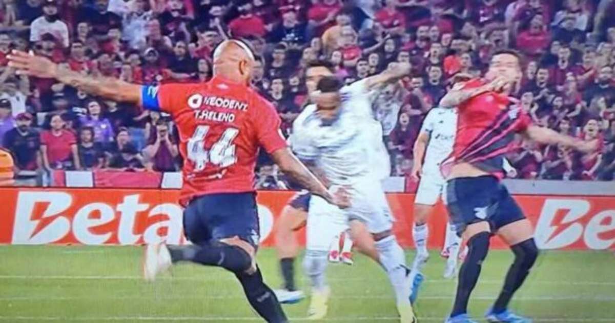 Atacante do Cruzeiro é expulso em menos de 15 segundos de jogo.