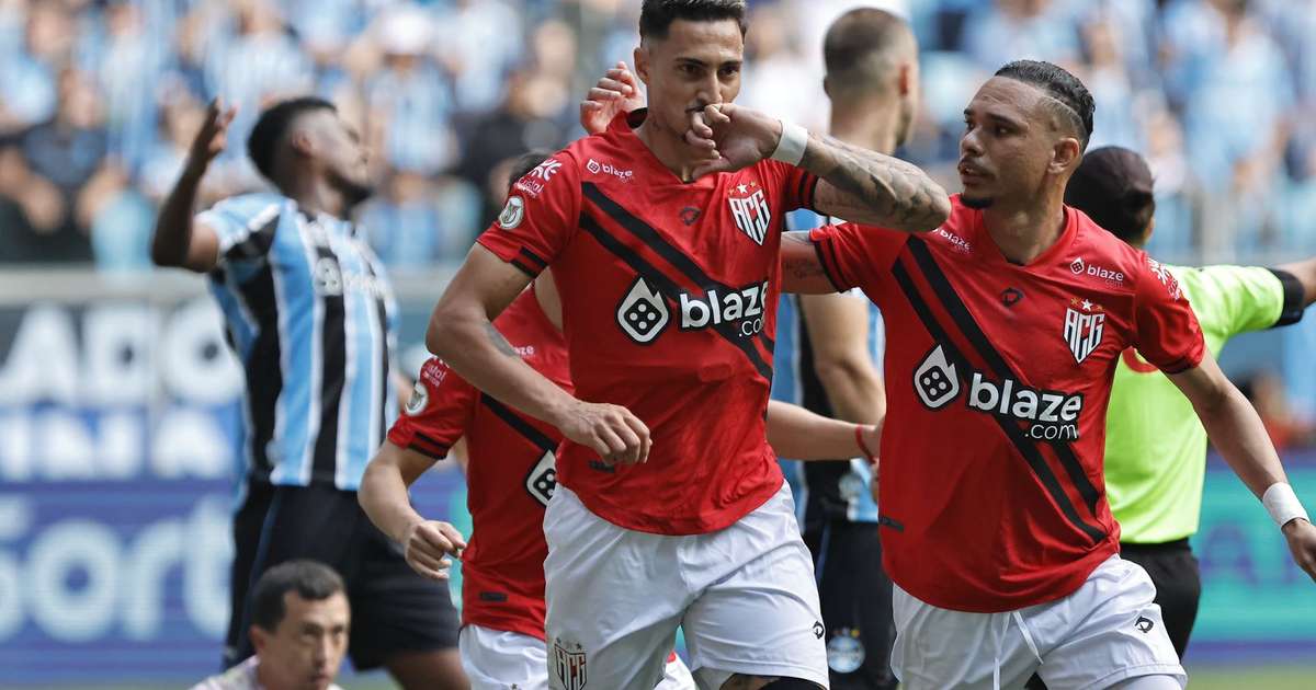 Virada do Grêmio sobre Atlético-GO após gol de Derek no início.